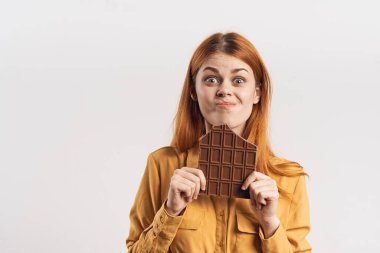 Çikolatalı tatlı ile neşeli kadın Zevkle