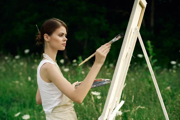 Fröhliche Künstlerin malt ein Bild im Freien kreative Kunst — Stockfoto