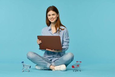 Dizüstü bilgisayarı olan kadın internet eğitimi mavi arka plan