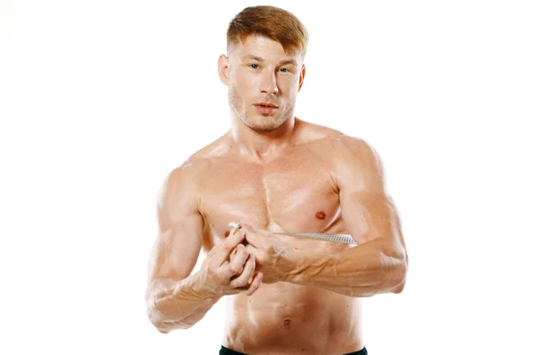 Atlétikai férfi méri izmok fitness pózol testépítő — Stock Fotó