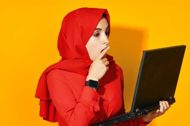 Güzel kadın dizüstü bilgisayar teknolojisi, internet etnik köken modeli