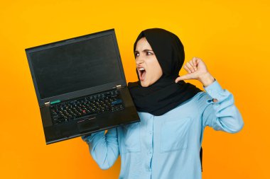 Güzel kadın dizüstü bilgisayar teknolojisi, internet etnik köken modeli