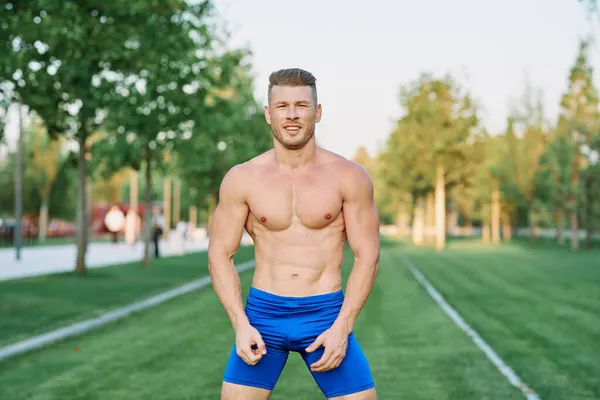 Kaslı Adam Açık Hava Spor Yapıyor Yazı