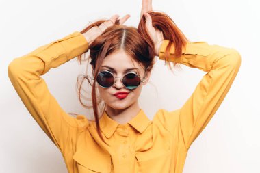 çekici kadın saç stili çekici güneş gözlükleri çekici ışık arkaplanı