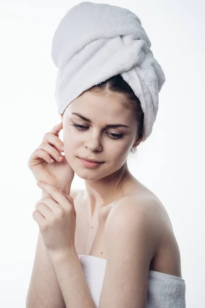 Mulher após o chuveiro com toalha na cabeça posando cuidados com a pele — Fotografia de Stock