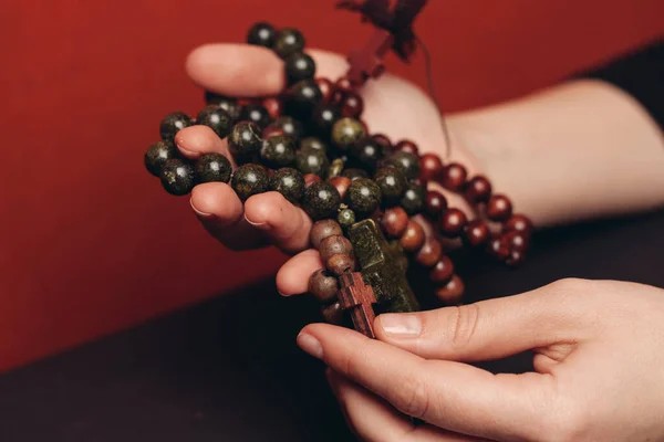 Pärlor med ortodoxa kors meditation religion katolicismen närbild — Stockfoto