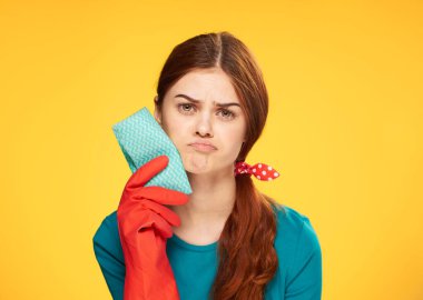 duygusal temizlik yapan bayan lastik eldiven ev temizleme sarı arka plan