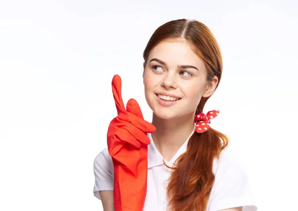 Schoonmaakster in rood rubber handschoenen poseren leuk licht achtergrond — Stockfoto