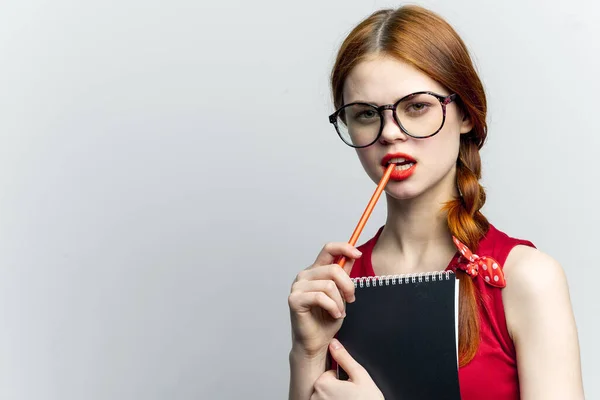 Femme gaie avec des lunettes robe rouge bloc-notes travail — Photo