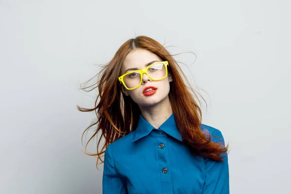 青いシャツの女性黄色のメガネポーズファッション — ストック写真