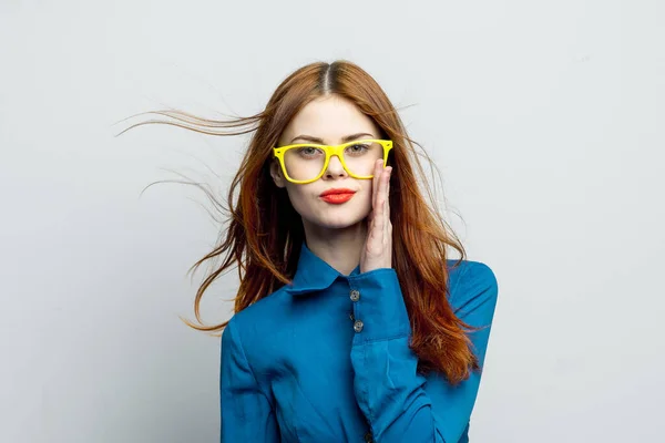 Kvinna i blå skjorta gula glasögon poserar mode — Stockfoto