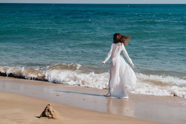 Bella donna spiaggia sabbiosa onde oceano natura Stile di vita — Foto Stock