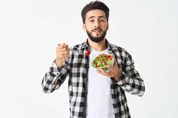 샐러드 를 입힌 플 래드 셔츠 접시에 감정적으로 수염을 기른 사람 — 스톡 사진