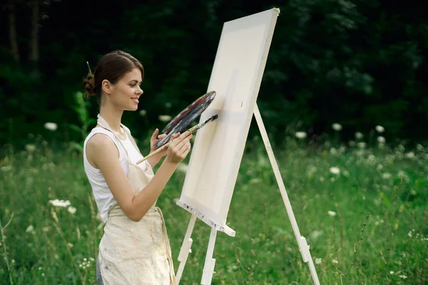 Artista mulher com paleta de tintas desenho cavalete natureza hobby — Fotografia de Stock