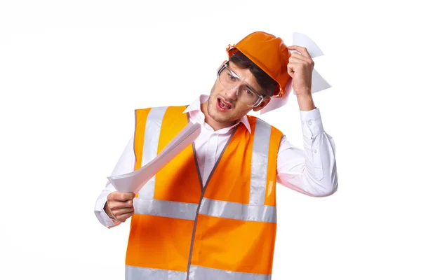 Инженер оранжевой защитной формы документы профессиональной работы — стоковое фото
