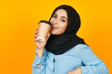 Müslümanlar bir bardak kahve ılık bir içecek sarı arka plan