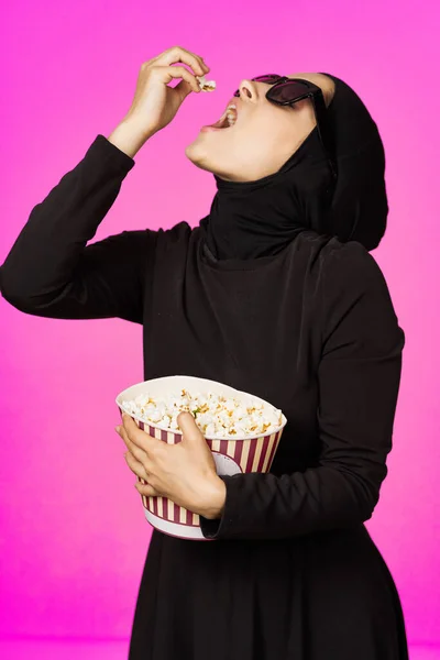 Veselá žena atraktivní vzhled popcorn brýle film sledování izolované pozadí — Stock fotografie