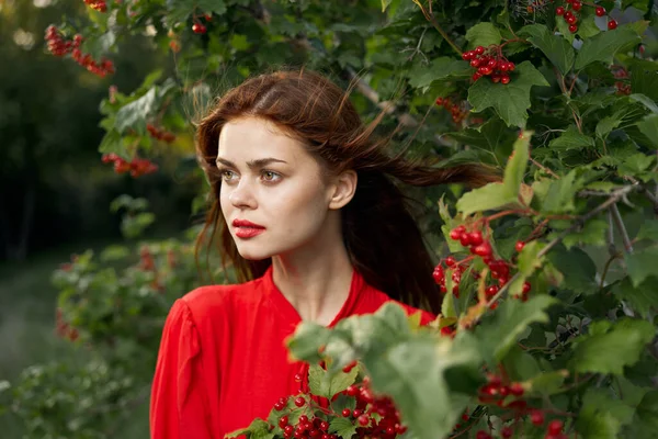 Bella donna in camicia rossa natura foglie verdi estate — Foto Stock