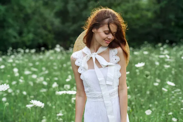Mujer en vestido blanco en un campo paseo flores naturaleza vintage —  Fotos de Stock