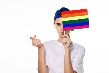 Beyaz tişört giyen kadın lgbt bayrak mucidi topluluğu