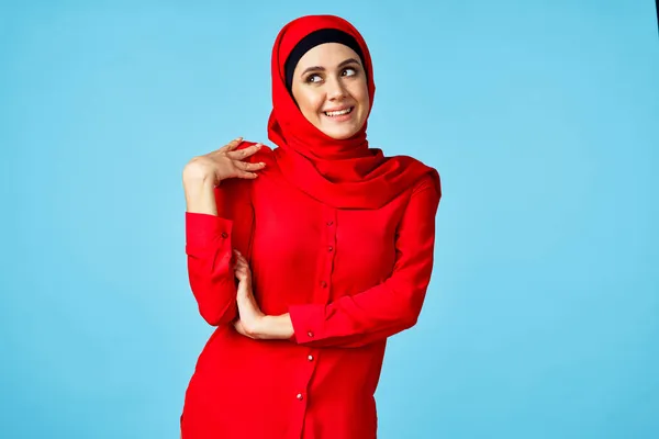 Mulher muçulmana no hijab compras entretenimento azul fundo — Fotografia de Stock