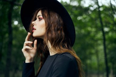 Ormanda cadı gibi giyinmiş kadın Cadılar Bayramı fantezi ritüeli