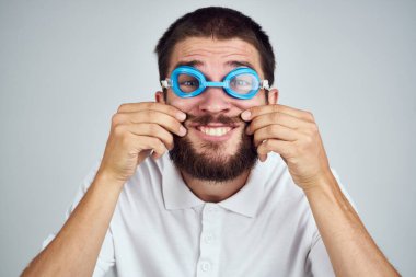 Yüzme duyguları için gözlük takan bir adam.