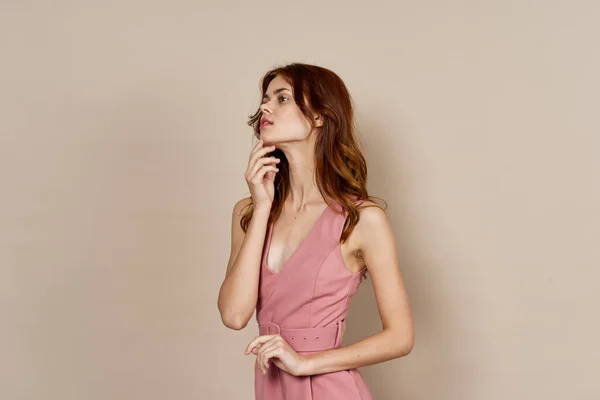 Mulher em rosa vestido glamour posando modelo isolado fundo — Fotografia de Stock