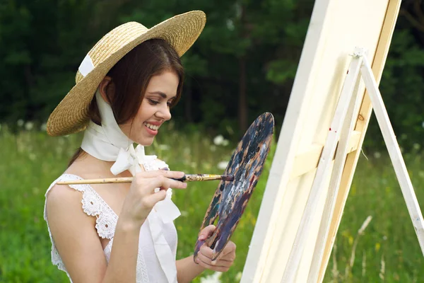 Žena v bílých šatech venku umělec kreslení stojan — Stock fotografie