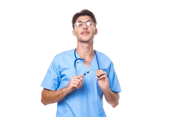 Hombre en uniforme médico paciente tratamiento hospital medicina estudio estilo de vida — Foto de Stock