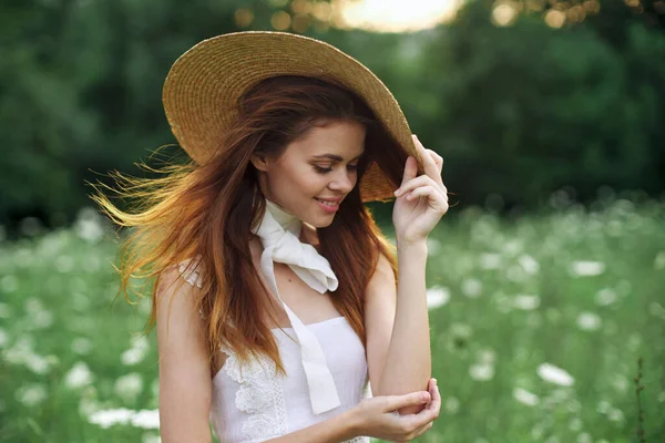 Glada attraktiv kvinna sommar natur blommor semester — Stockfoto