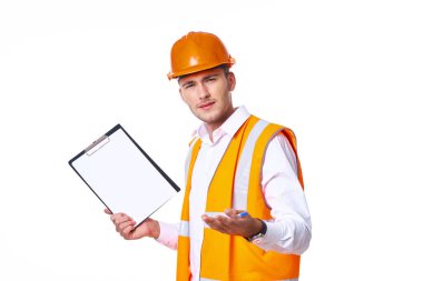 Profesyonel olarak çalışan belgeli bir mühendis.