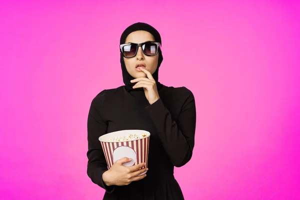 Mujer árabe entretenimiento cine palomitas de maíz estudio de moda estilo de vida — Foto de Stock