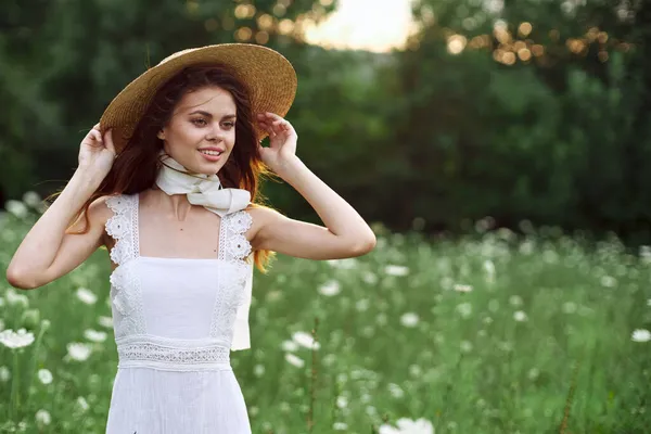 Mulher com chapéu em um campo de flores natureza liberdade — Fotografia de Stock