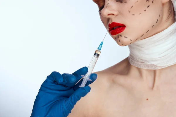 Retrato de una mujer Labios rojos cirugía plástica operación hombros desnudos fondo claro — Foto de Stock
