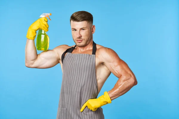 Mężczyzna noszenie fartuch detergent sprzątanie usługi domowe — Zdjęcie stockowe