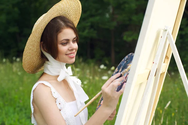 Mujer en vestido blanco al aire libre artista dibujo caballete — Foto de Stock