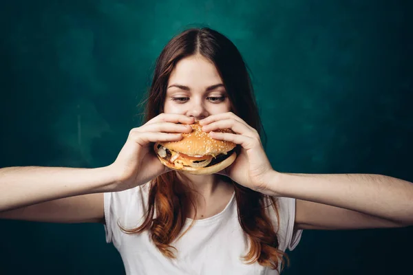 Wesoła kobieta jedząca hamburgery snack zbliżenia stylu życia — Zdjęcie stockowe