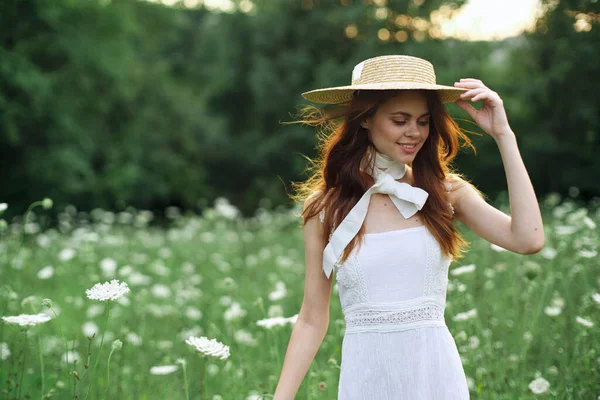 Hübsche Frau im weißen Kleid Vintage Natur posiert Mode — Stockfoto