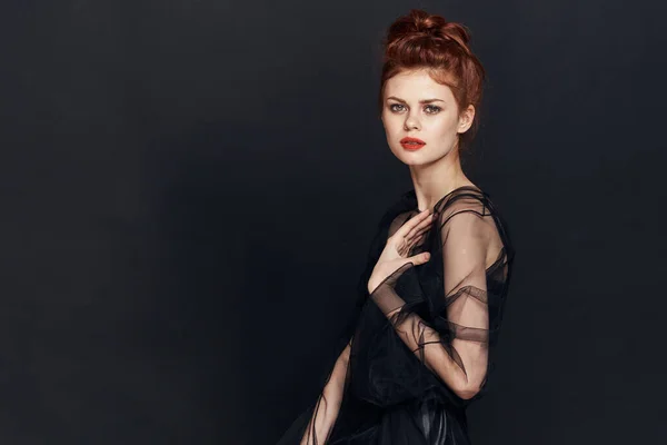 Elegant kvinna i svart klänning poserar kosmetika lyx — Stockfoto