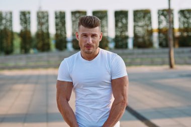 Parktaki çocuk parkı egzersizindeki adam.