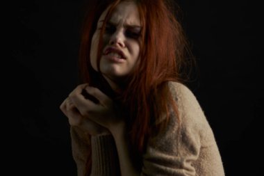 Gözlerinin altında morluklar olan korkmuş kadın depresyon istismarını yeniyor.