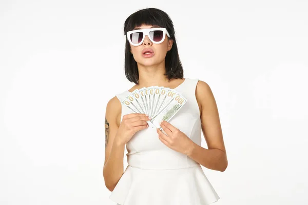 Vacker kvinna i vit klänning mode pengar lyx poserar — Stockfoto
