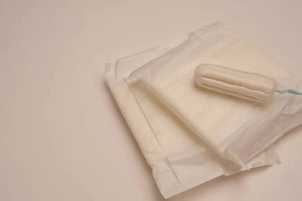 Tamponok párna fehérnemű női higiéniai védelem fény háttér — Stock Fotó
