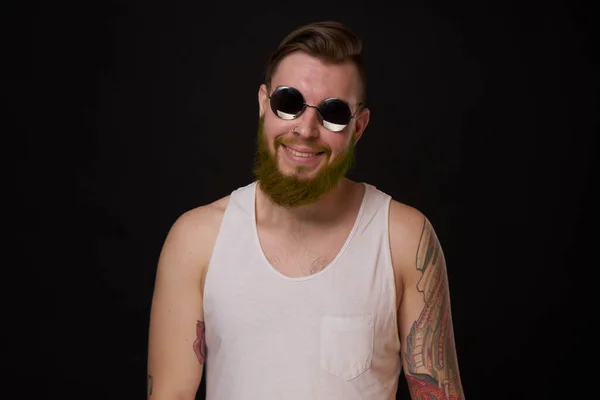 Alegre barbudo hombre en blanco camiseta gafas de sol posando — Foto de Stock