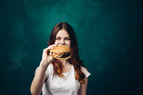 Veselá žena jíst hamburger snack close-up životní styl — Stock fotografie