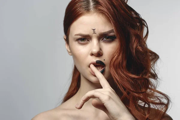Rödhårig kvinna nakna axlar kosmetika horoskop närbild — Stockfoto