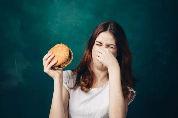 Veselá žena jíst hamburger snack close-up životní styl — Stock fotografie