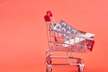 Eczane hapları satan küçük bir tramvay.