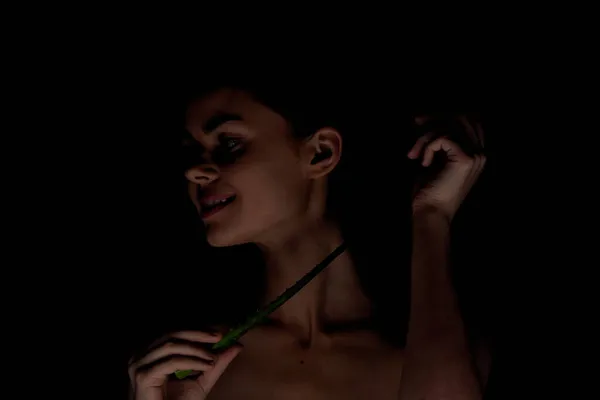 Frau mit nackten Schultern klare Haut Aloe organischen dunklen Hintergrund — Stockfoto